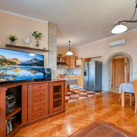 Awesome In Pag With Wifi Apartment Pag Town